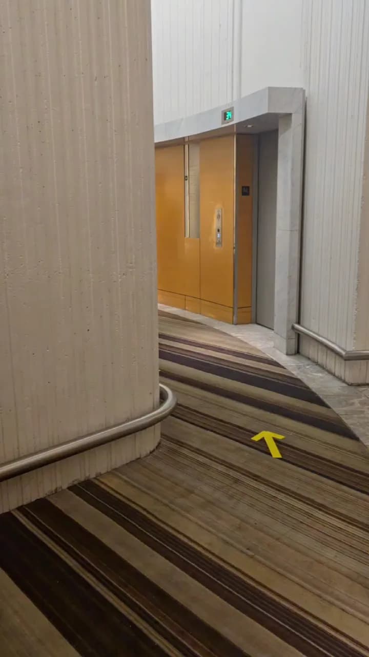 Incorrect instructions on the atrium level pointing to the stairs